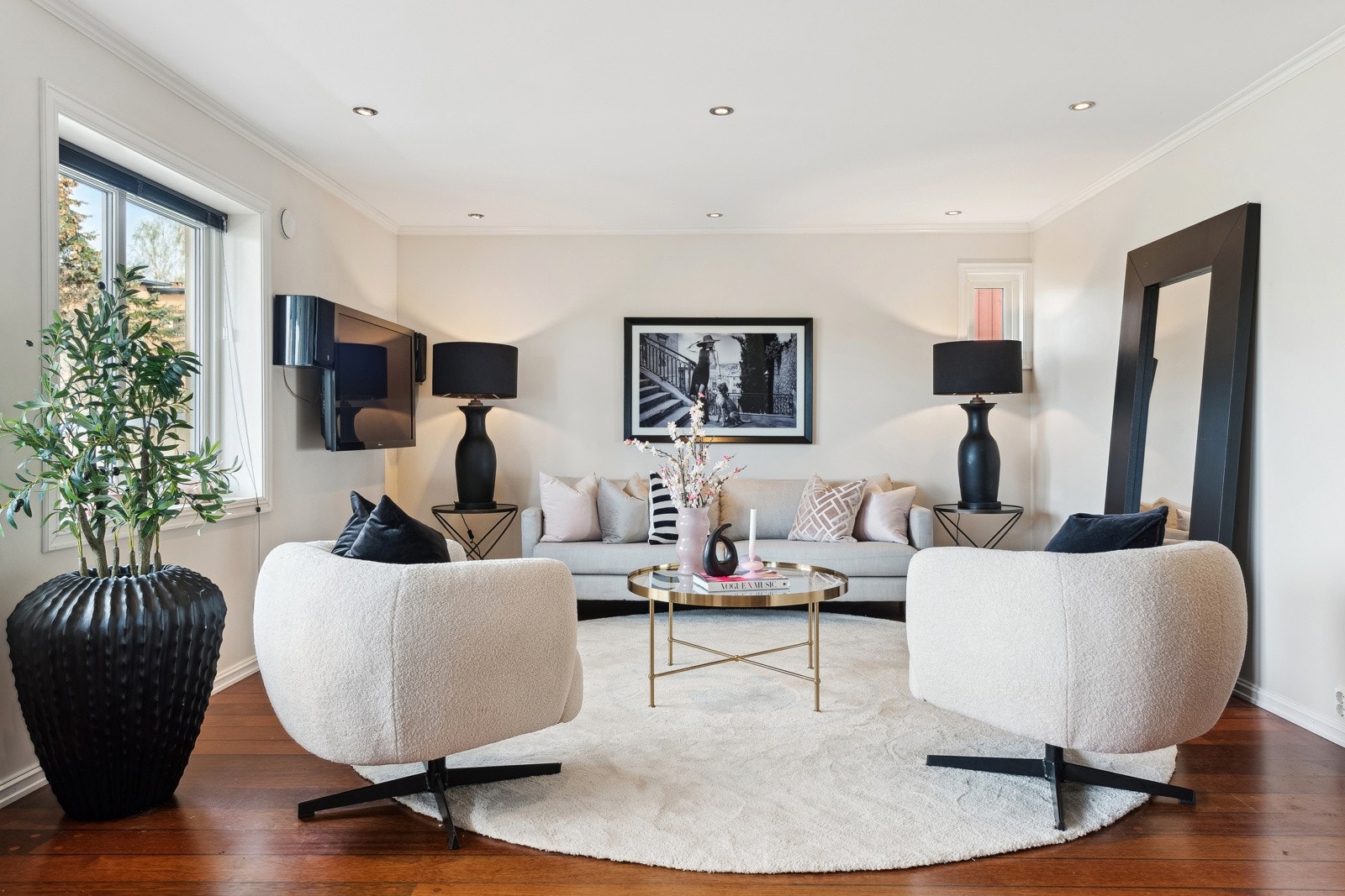 Stue med god plass til sofagruppe, tv-benk mm. Galleribilde