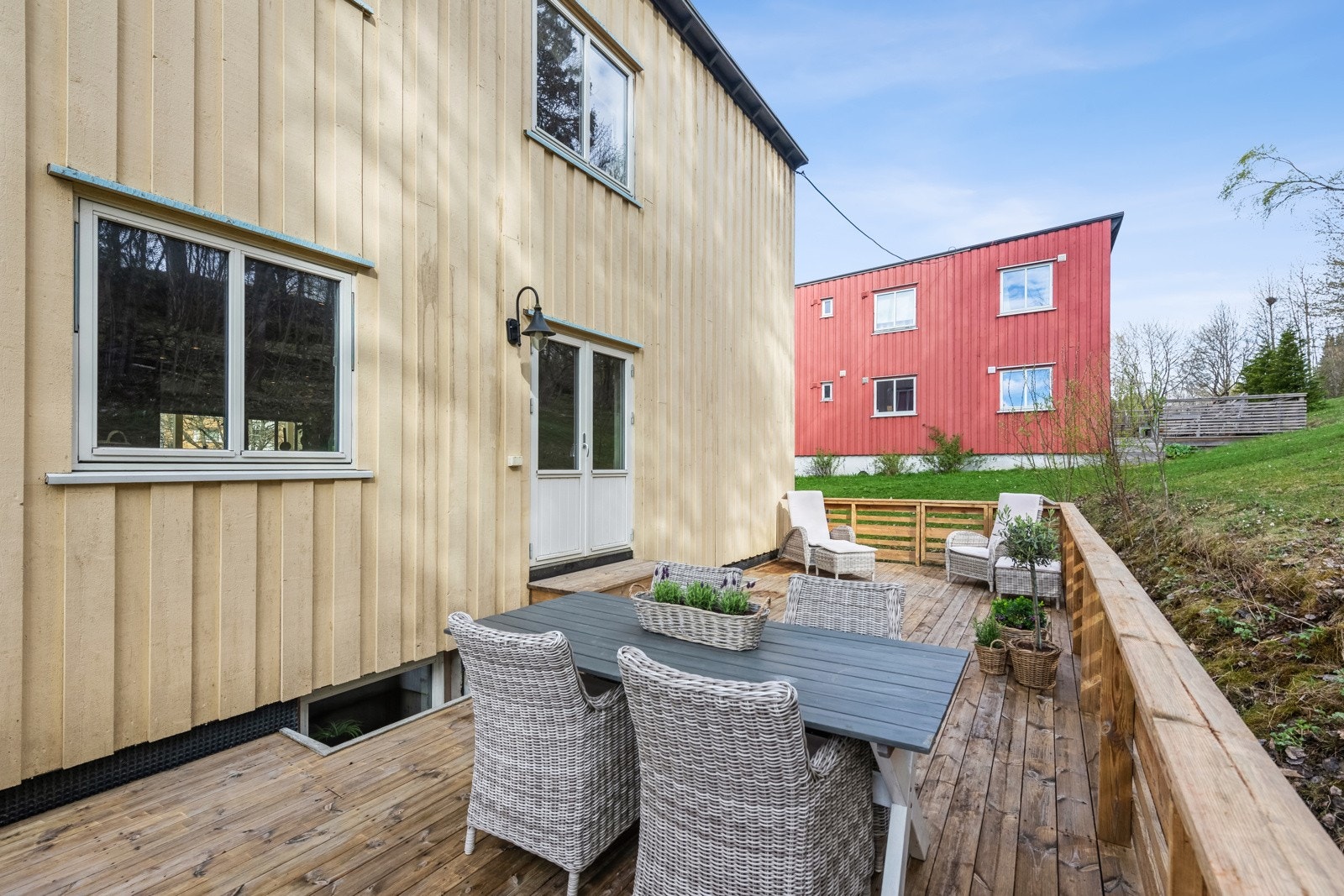 Stor markterrasse med tregulv på 31 kvm med morgensol. Galleribilde