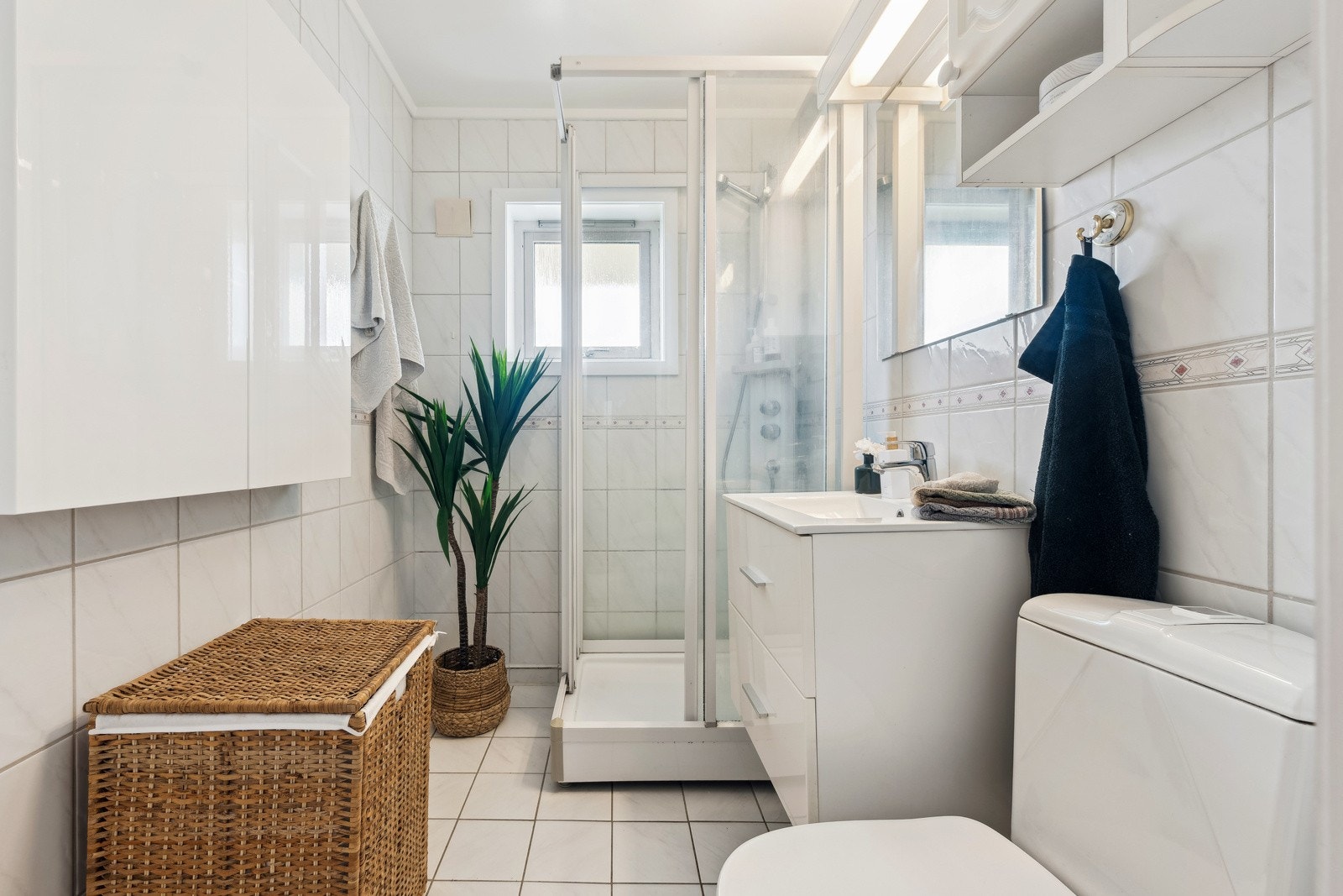 I tillegg til badet i 1. etg er I underetasjen er det påbegynt baderom i underetasjen med støpt betonggulv, gipsplate og isolerte grunnmursblokker på vegger og gipsplater i himling. Galleribilde