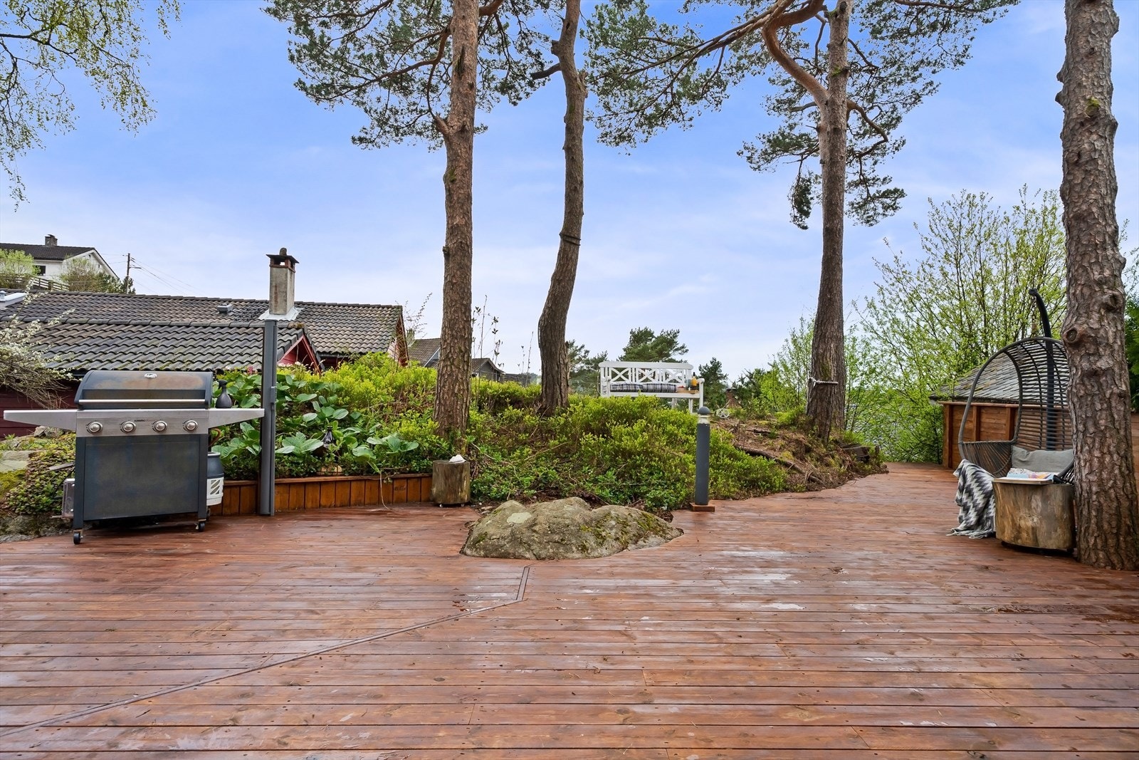 Huset har totalt 75 m² i terrasseareal, noe som gjør det til en herlig uteplass for hele familien! Galleribilde