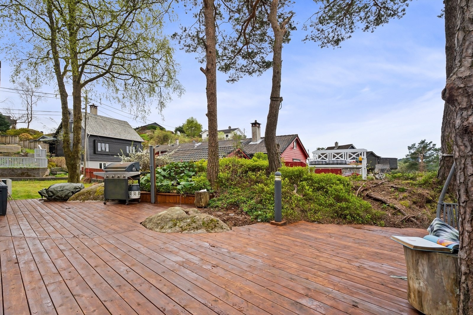 God plass til flere sittegrupper ute, samt trampoline, grill og blomsterkasser. Galleribilde