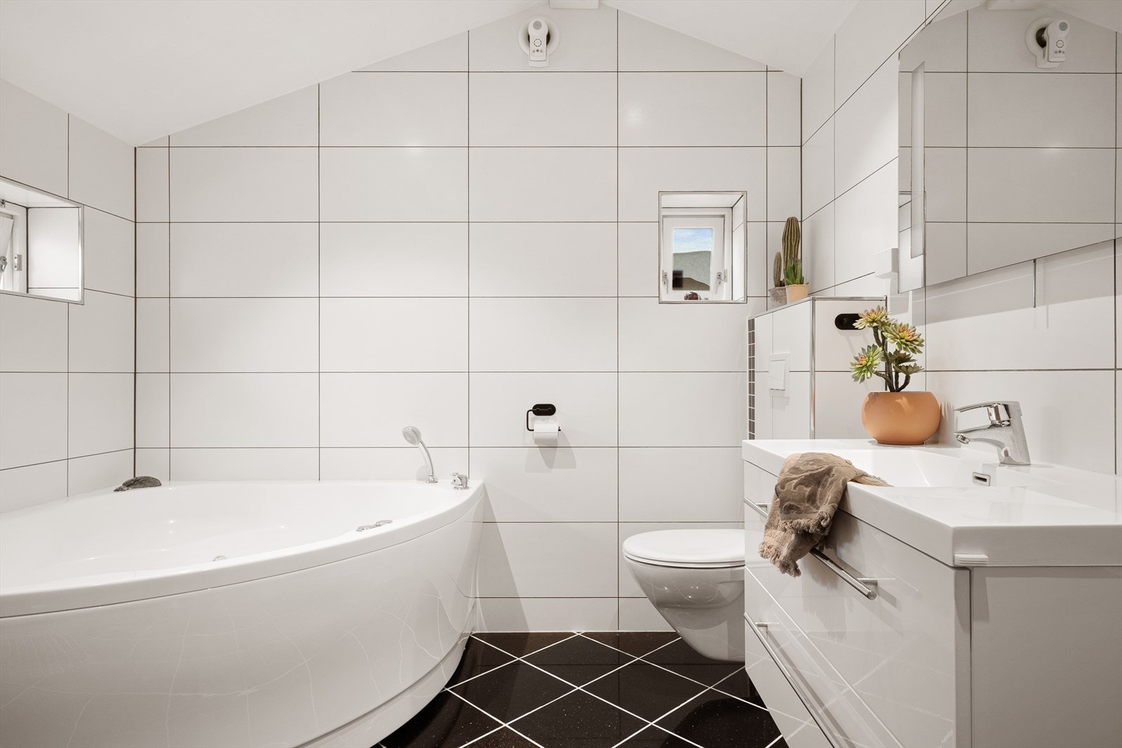 Badet måler 8,4 m² og er svært romslig. Galleribilde