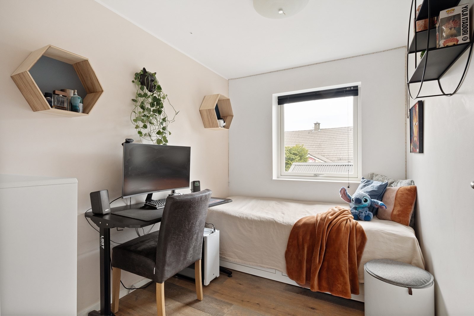 De to andre soverommene måler 6,5 m² og 6,3 m² og fungerer ypperlig som tenåringsrom, barnerom, gjesterom eller hjemmekontor! Galleribilde