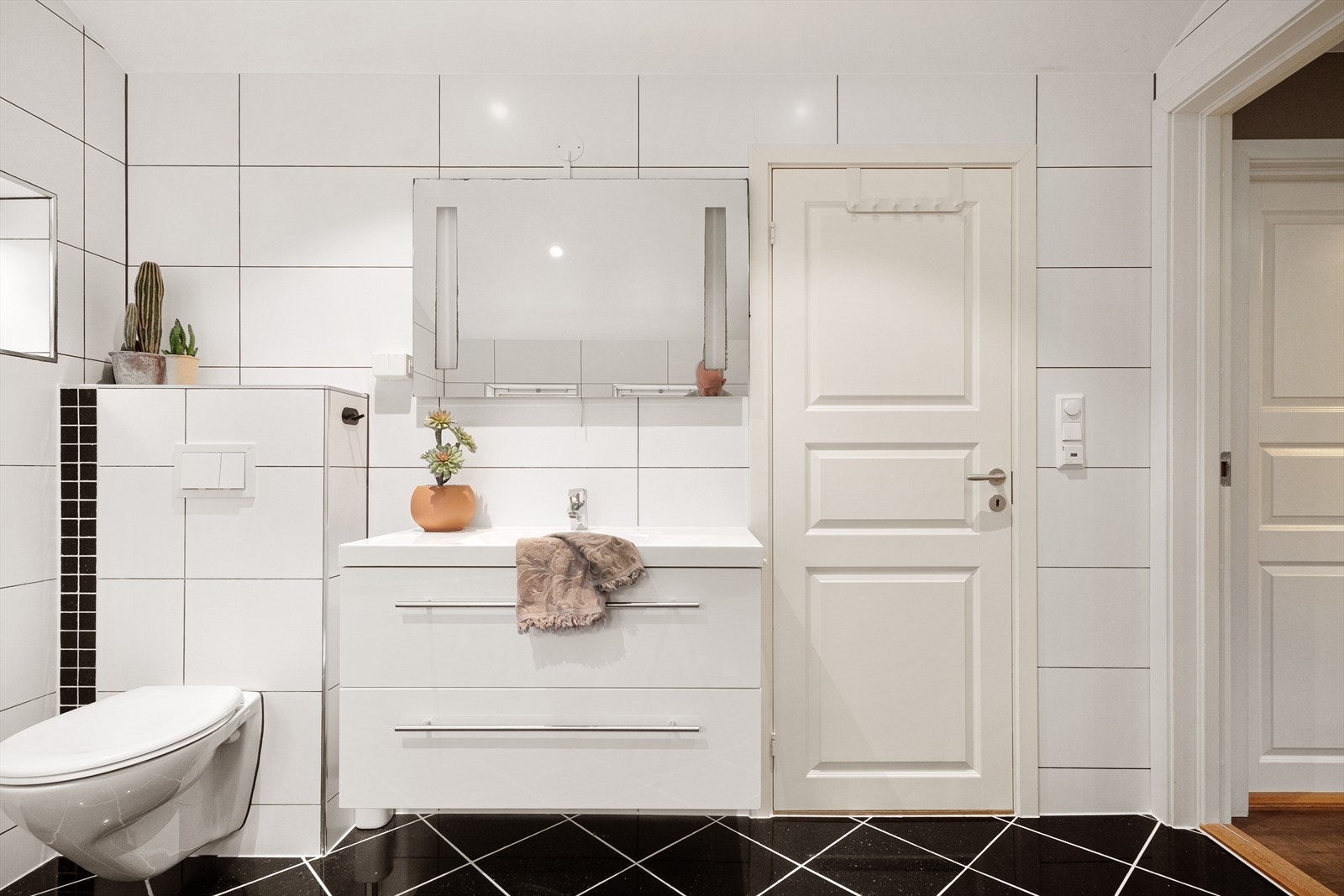 Fra badet er det tilkomst til eget vaskerom som også er pusset opp i 2017. Galleribilde