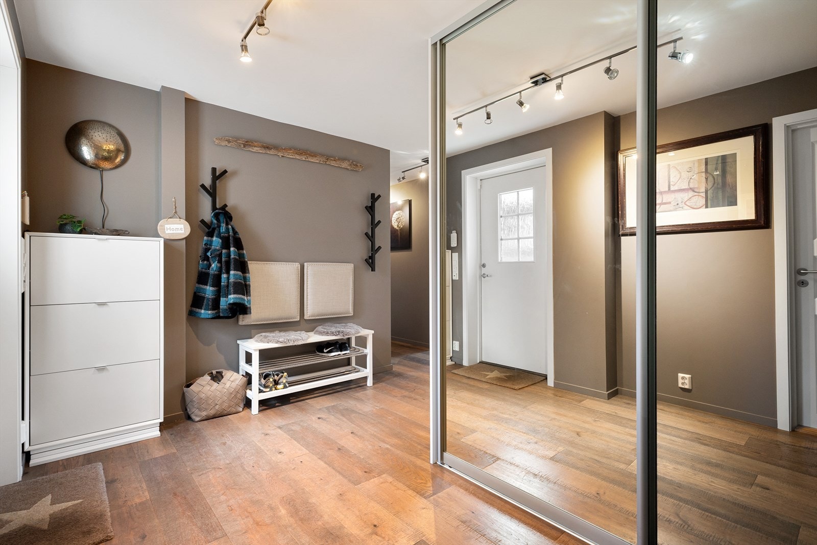 Entreen er romslig med stor innebygd skyvedørsgarderobe. Galleribilde