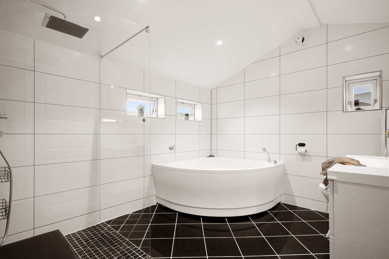 Badet er helfliset med varmekabler i gulvet. Dette er også oppgradert i 2017. Galleribilde