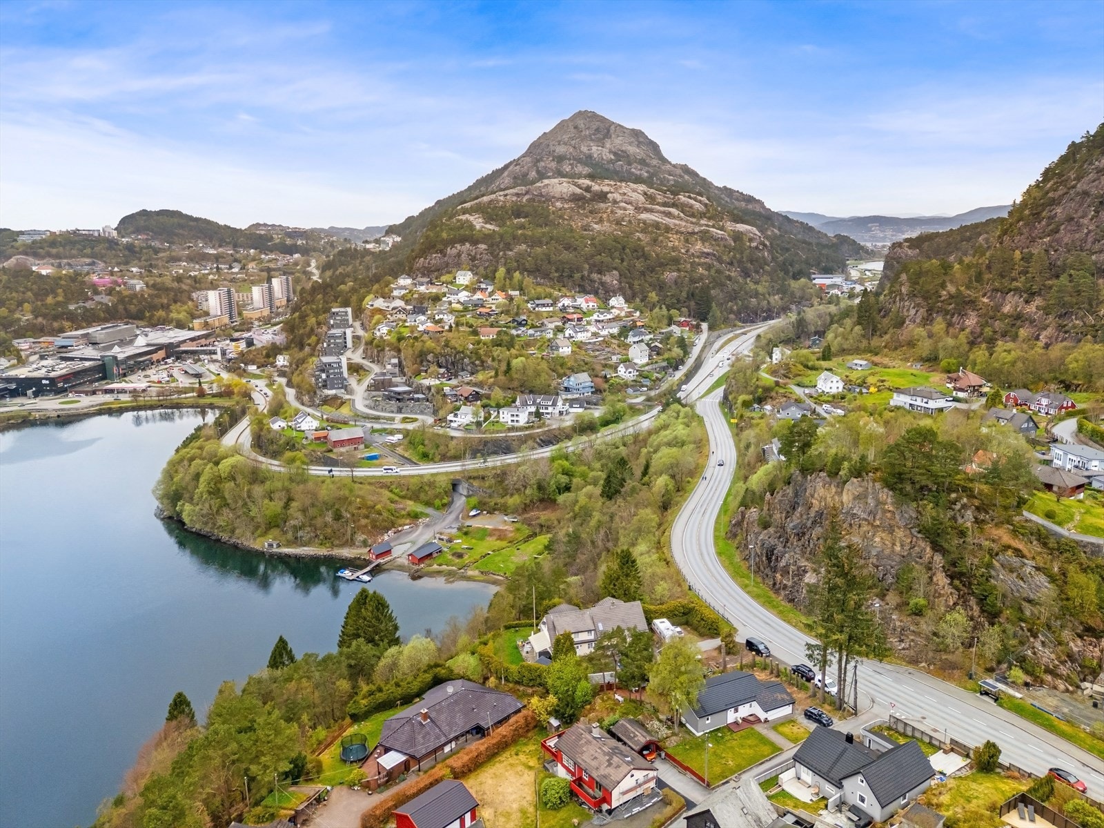 Huset har en særdeles populær beliggenhet kun 2 minutter kjøring fra Vestkanten Storsenter. Det tar ca. 10 minutter til Bergen sentrum. Galleribilde