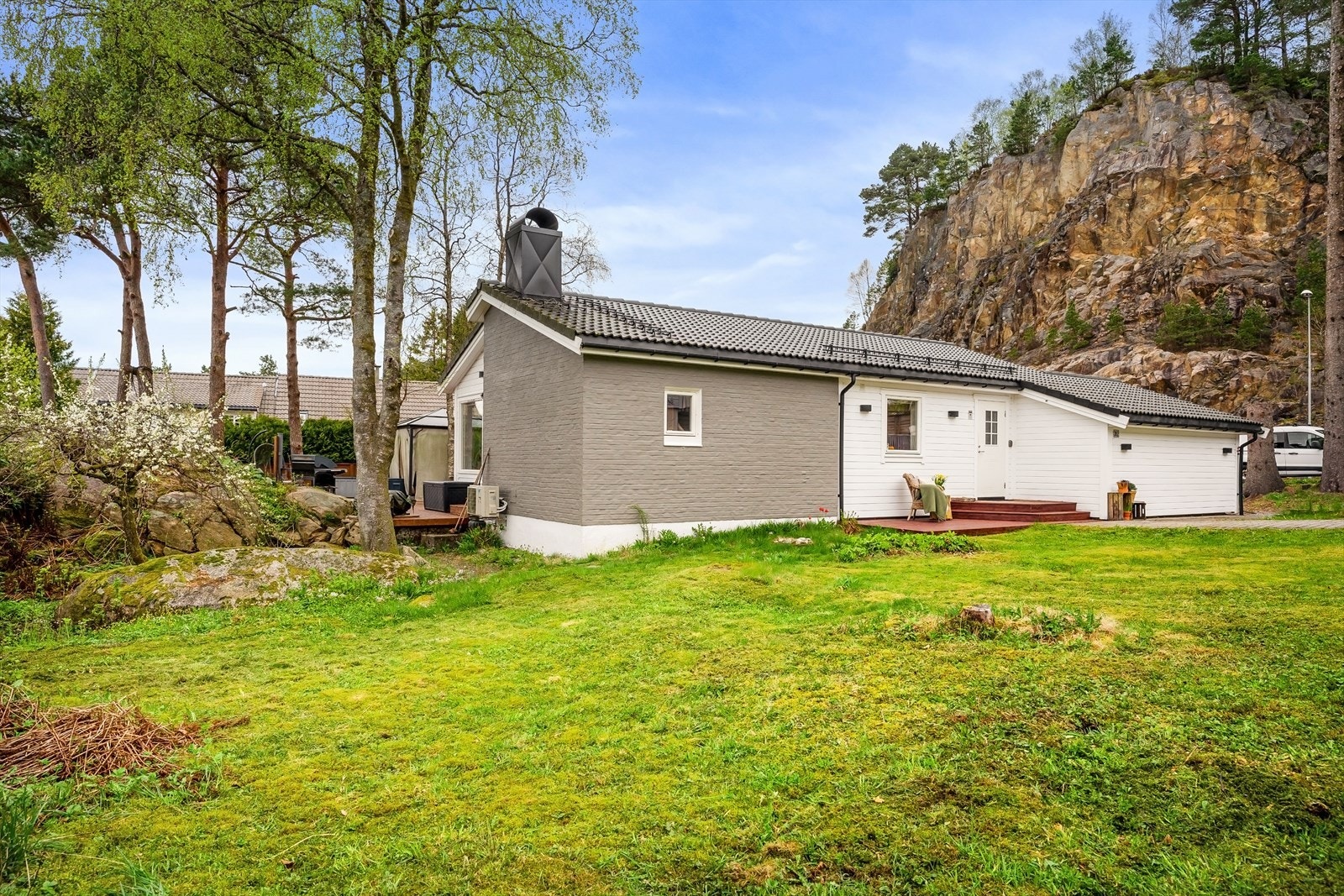 Stor plen på fremsiden av huset også. Galleribilde
