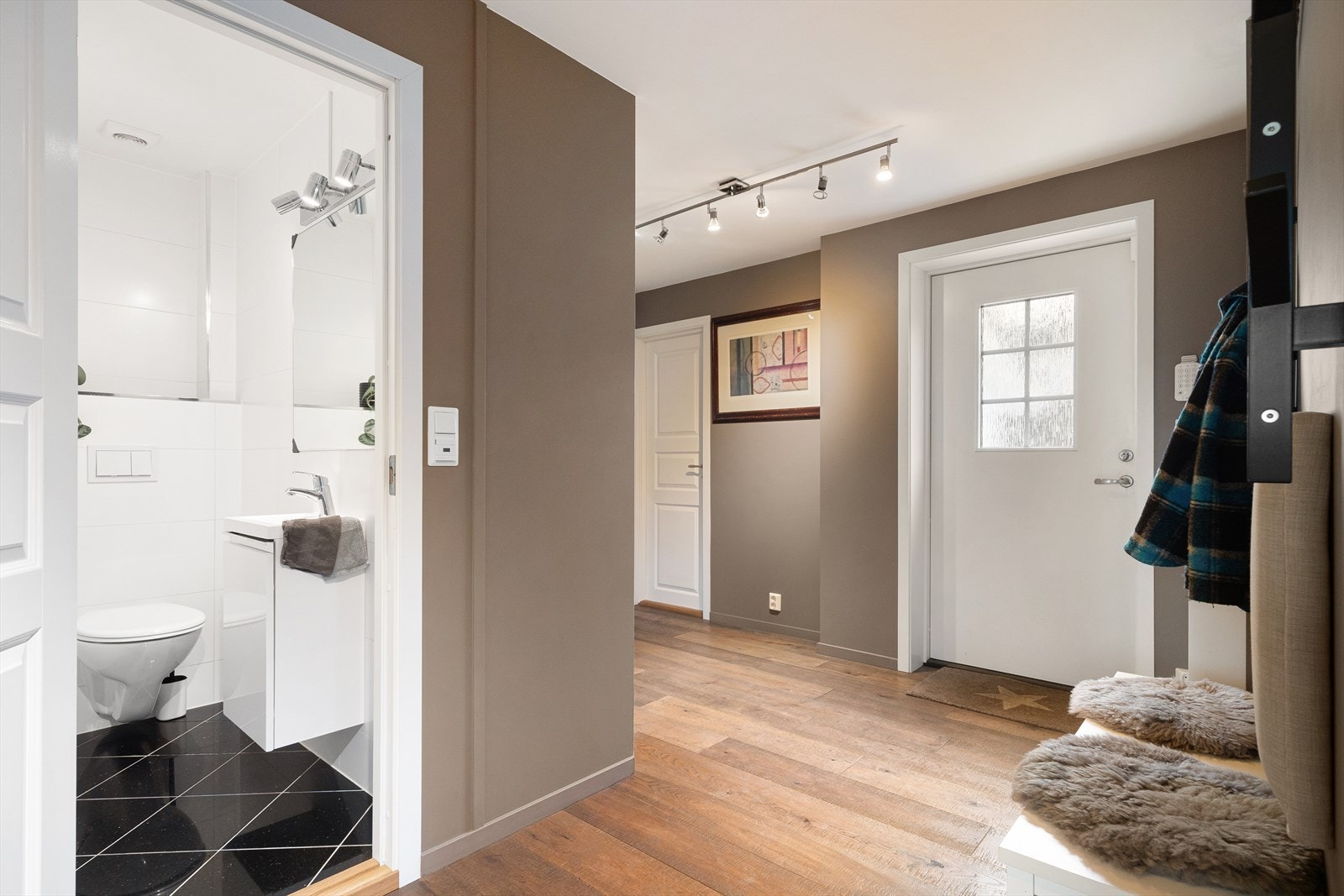 I tillegg til toalett på hovedbadet har du et ekstra toalettrom i gangen, i lik stil som badet. Galleribilde