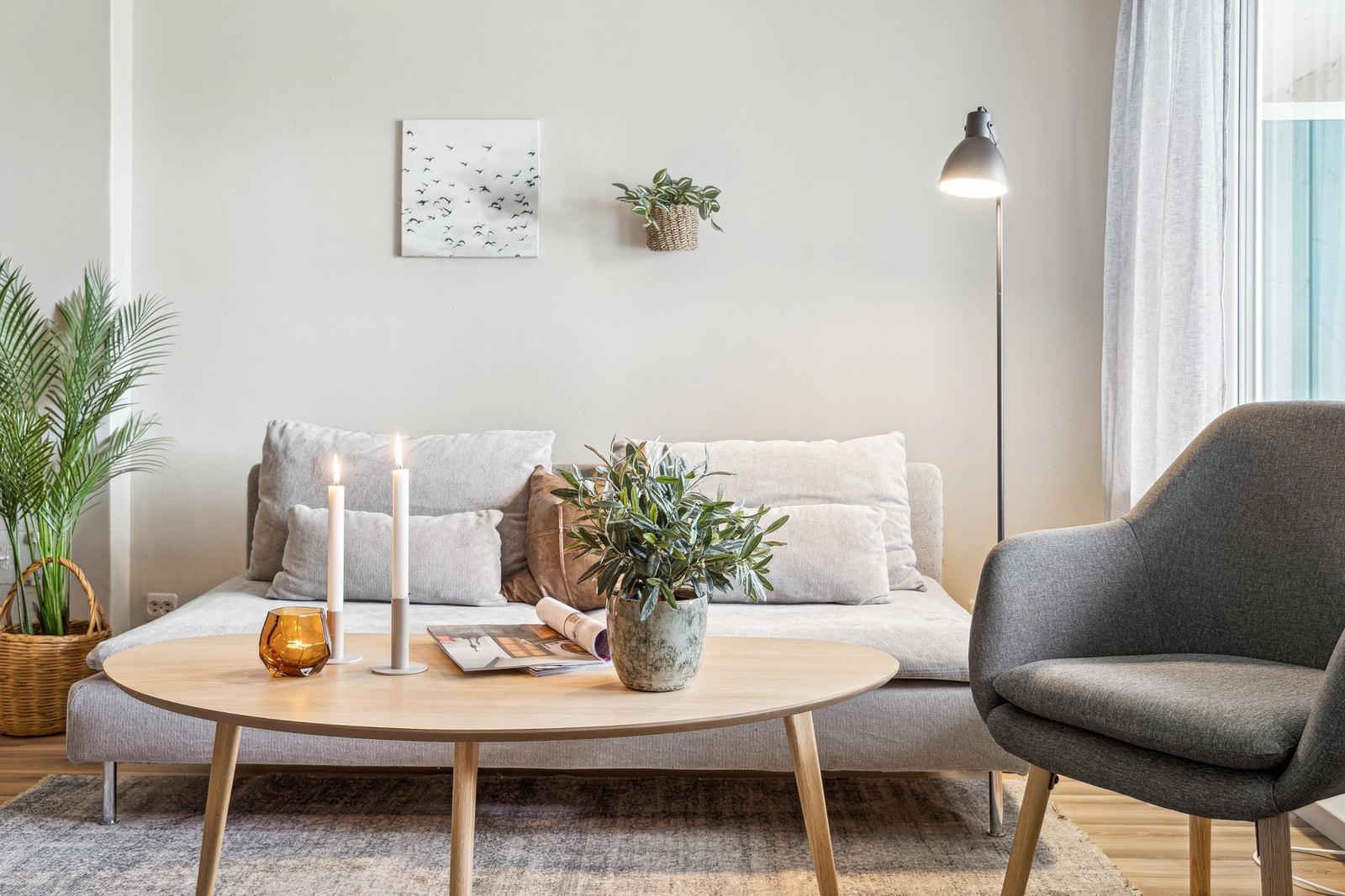 Stue med lyse overflater. Galleribilde