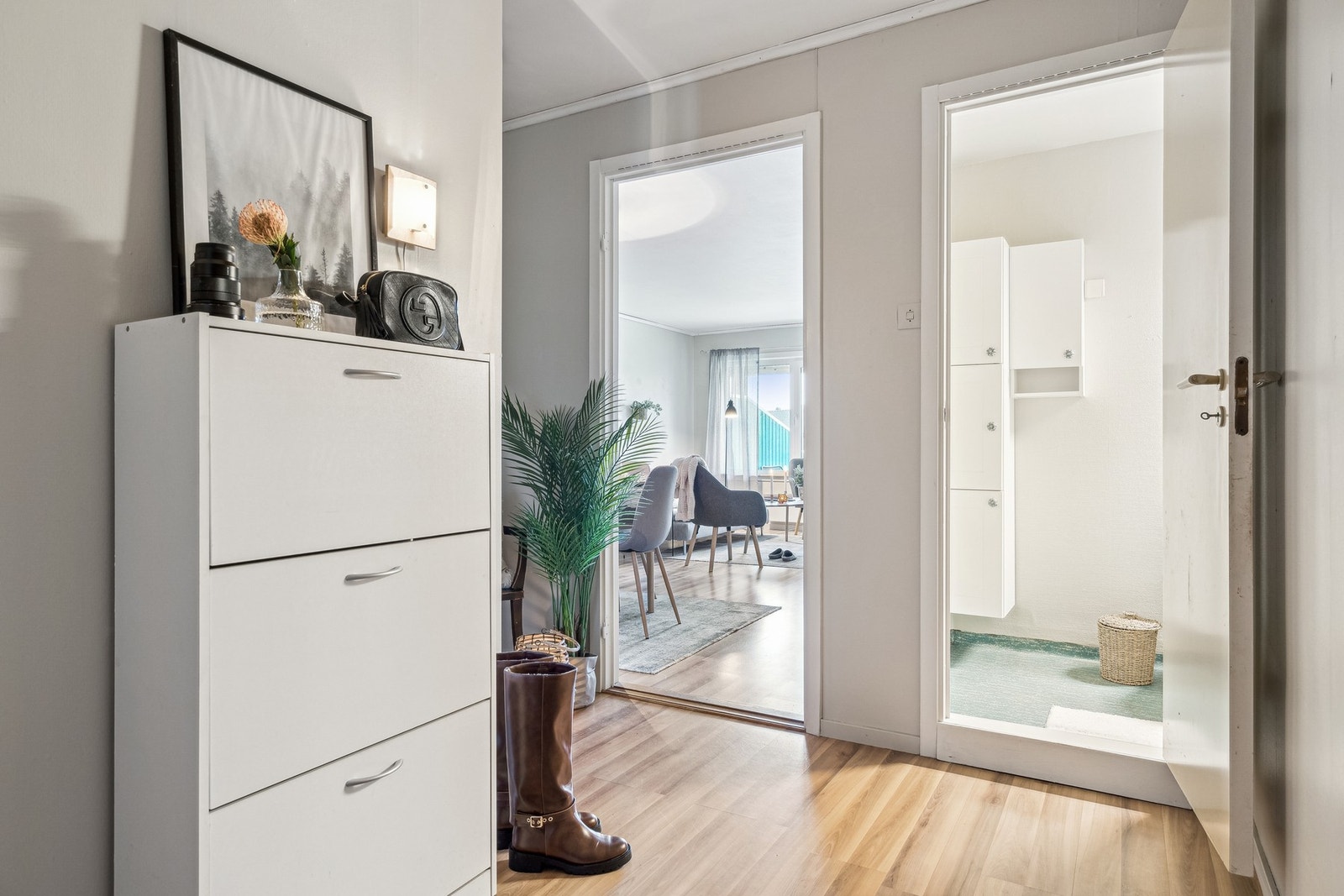 Entrè/gang med skyvedørsgarderobe og dør inn til stue/kjøkken og bad. Galleribilde