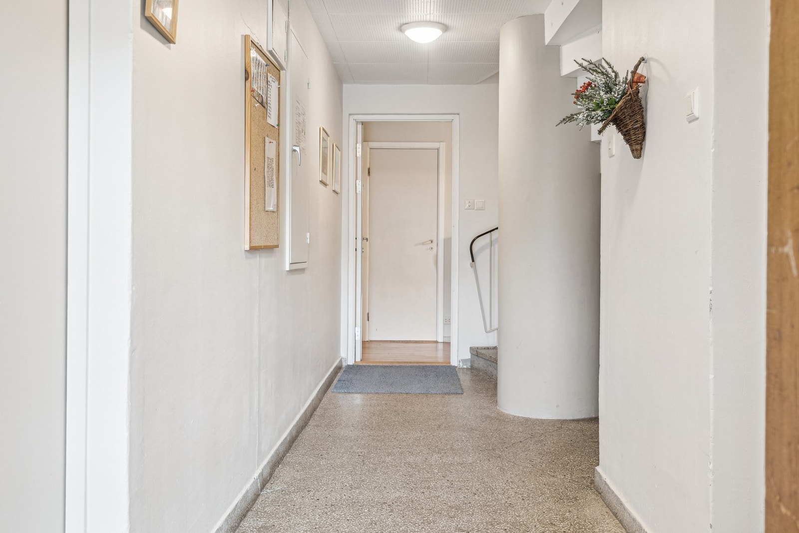 Inngangsdøren til leiligheten ligger rett frem her i borettslagets fellesareal. Galleribilde