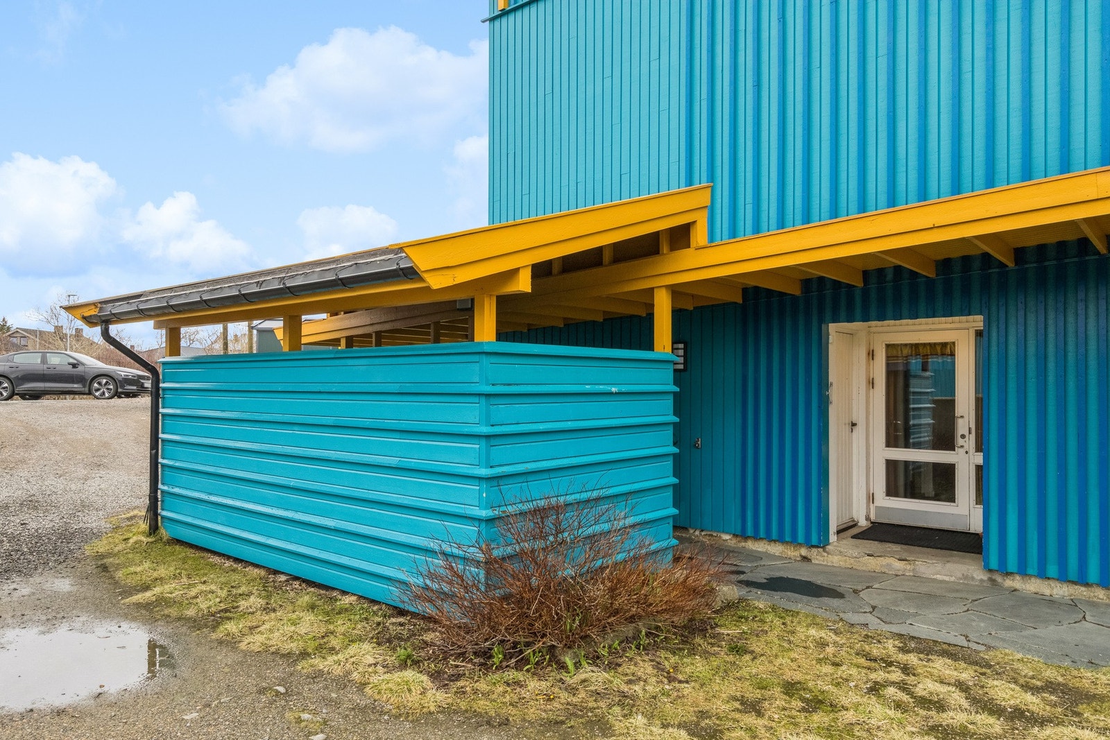 Inngangsdøren til fellesareal som tar en videre til leiligheten. Galleribilde