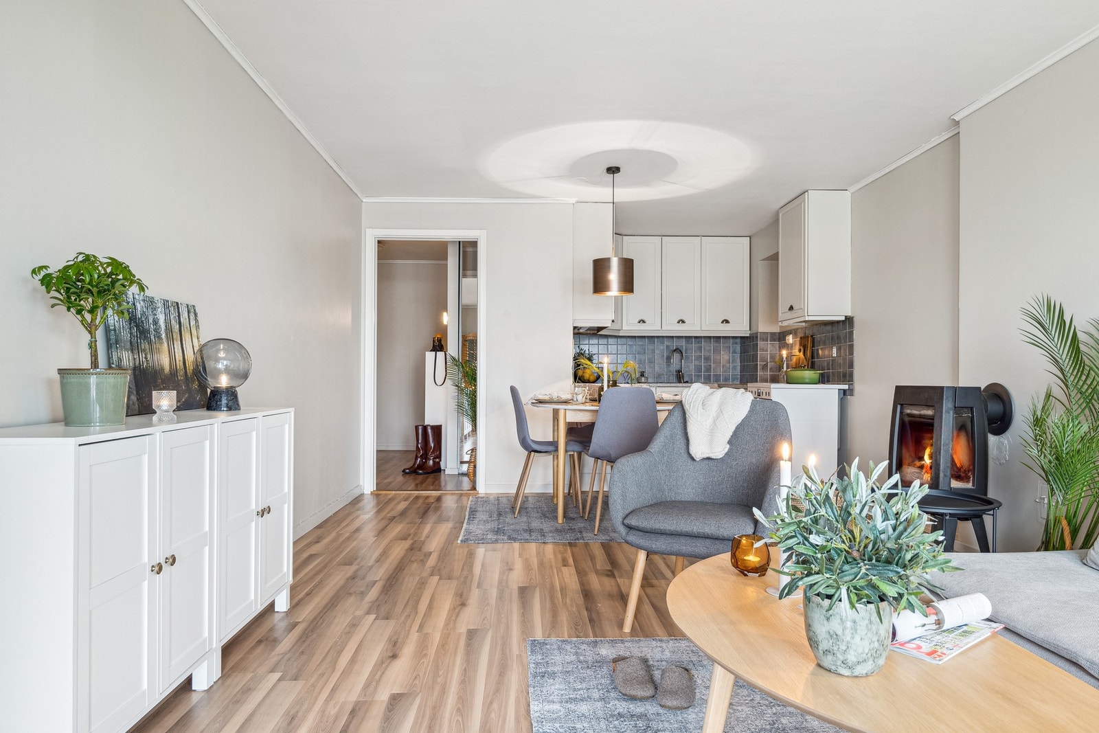 Velkommen inn i en åpen stue-/kjøkkenløsning med store vinduer i front som gir mye naturlig lys inn i leiligheten. Galleribilde