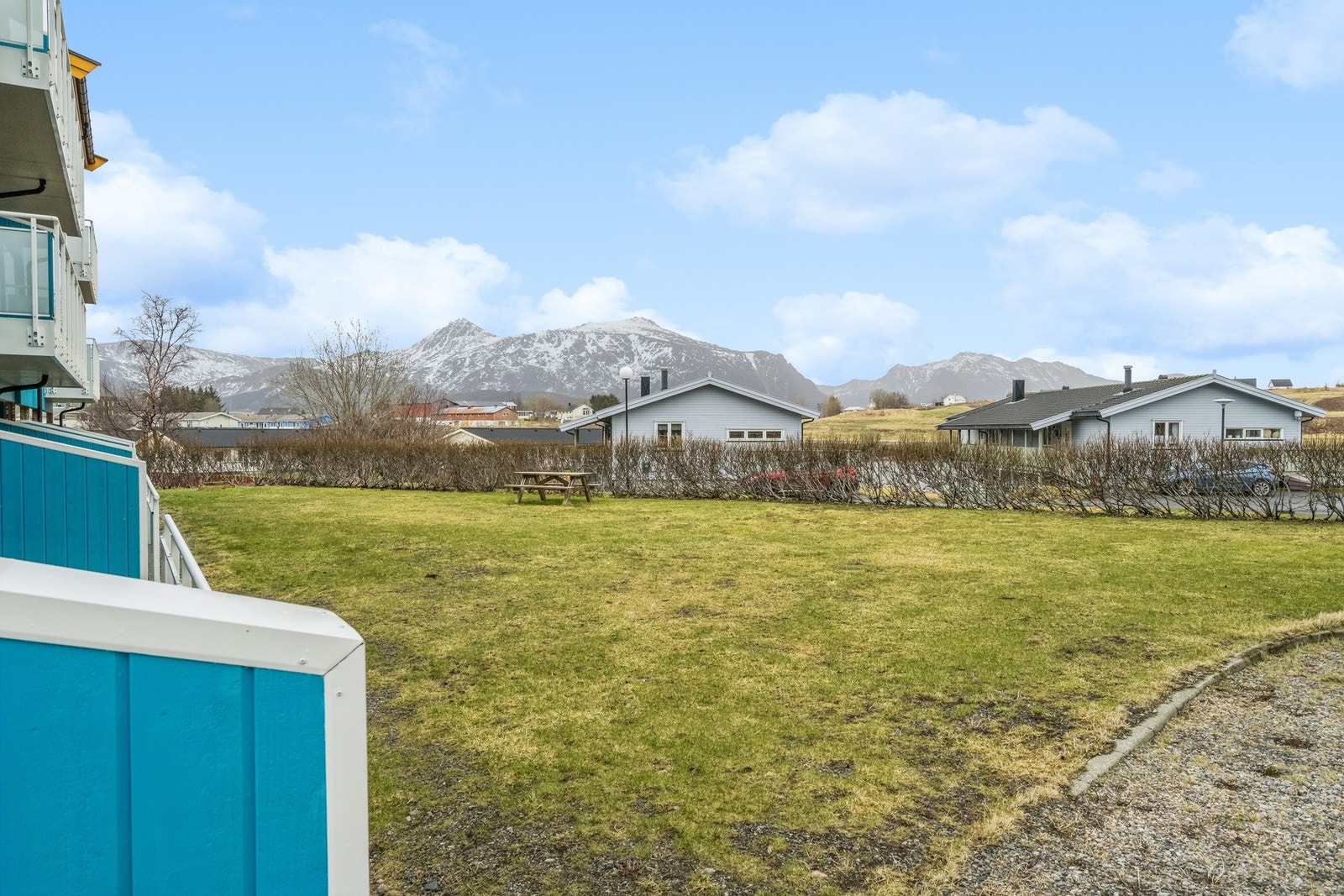 Det er kort vei til sjøen og fantastisk natur med flere flotte turstier som man kan benytte seg av med hele familien og venner. Galleribilde