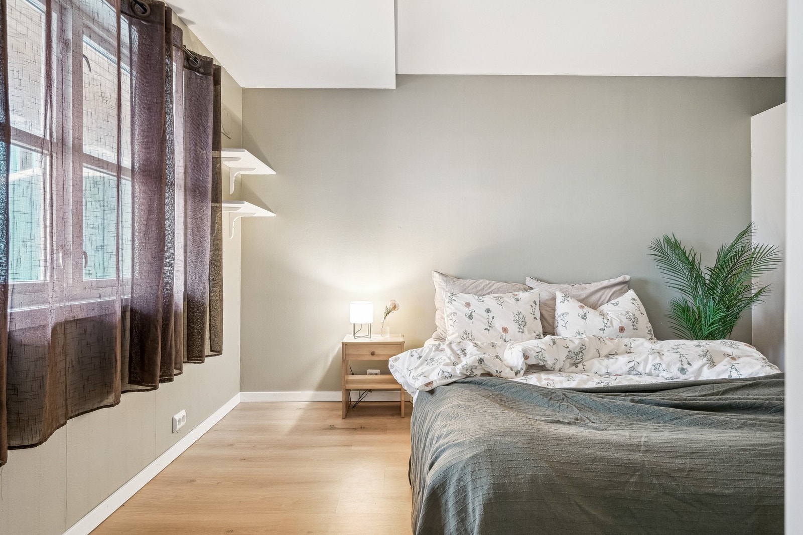Leiligheten har ett soverom som byr på plass til både dobbeltseng og garderobeskap. Galleribilde