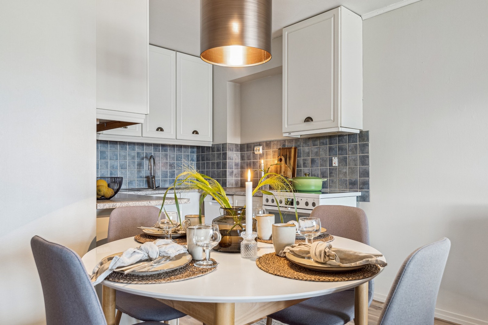 Kjøkkenet har innredning med glatte fronter og profilerte fronter. Samt benkeplate av laminat. Galleribilde