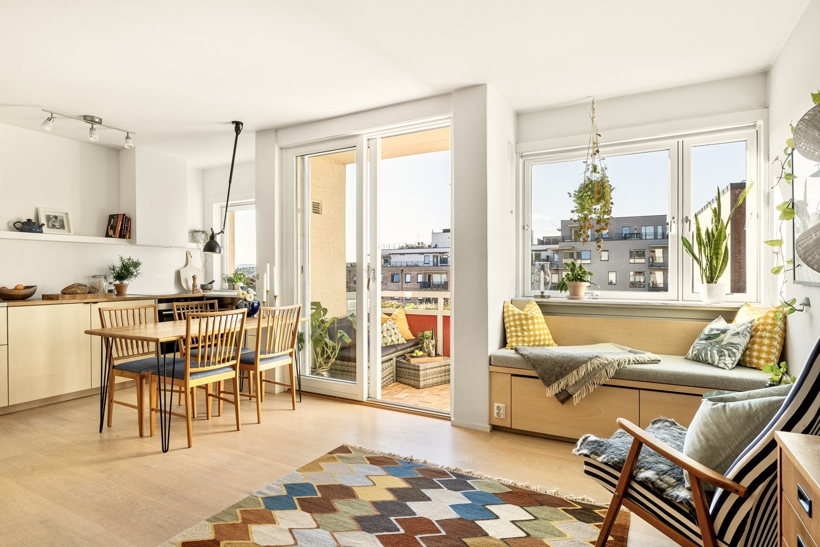 Store vindusflater og høy beliggenhet gjør leiligheten lys og luftig Galleribilde