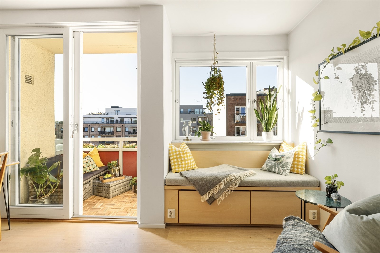 Vestvendt balkong som en naturlig forlengelse av stuen Galleribilde