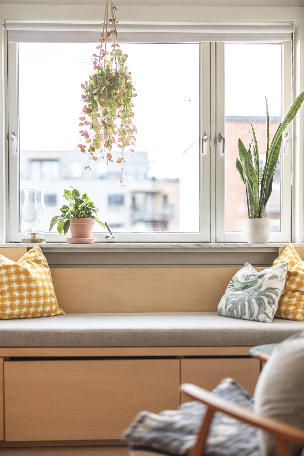 Sofahjørne hvor man kan nyte kveldssol og utsikt året rundt Galleribilde