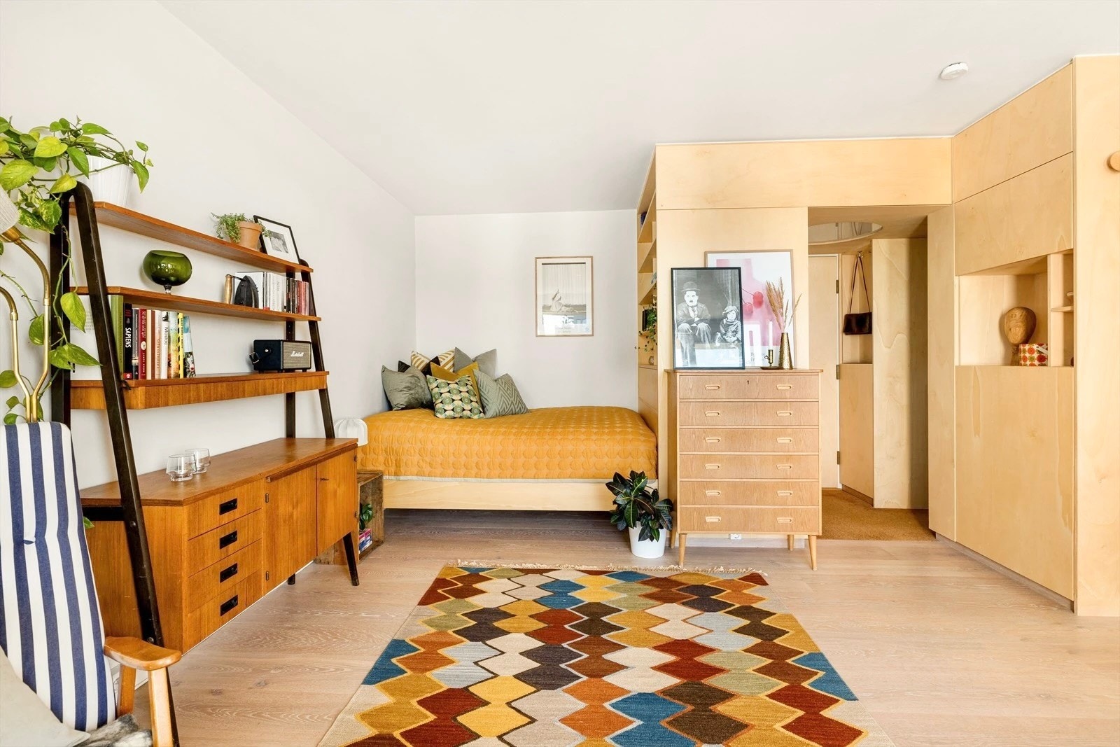 Alkove med plassbygget dobbeltseng og skap/hyller Galleribilde