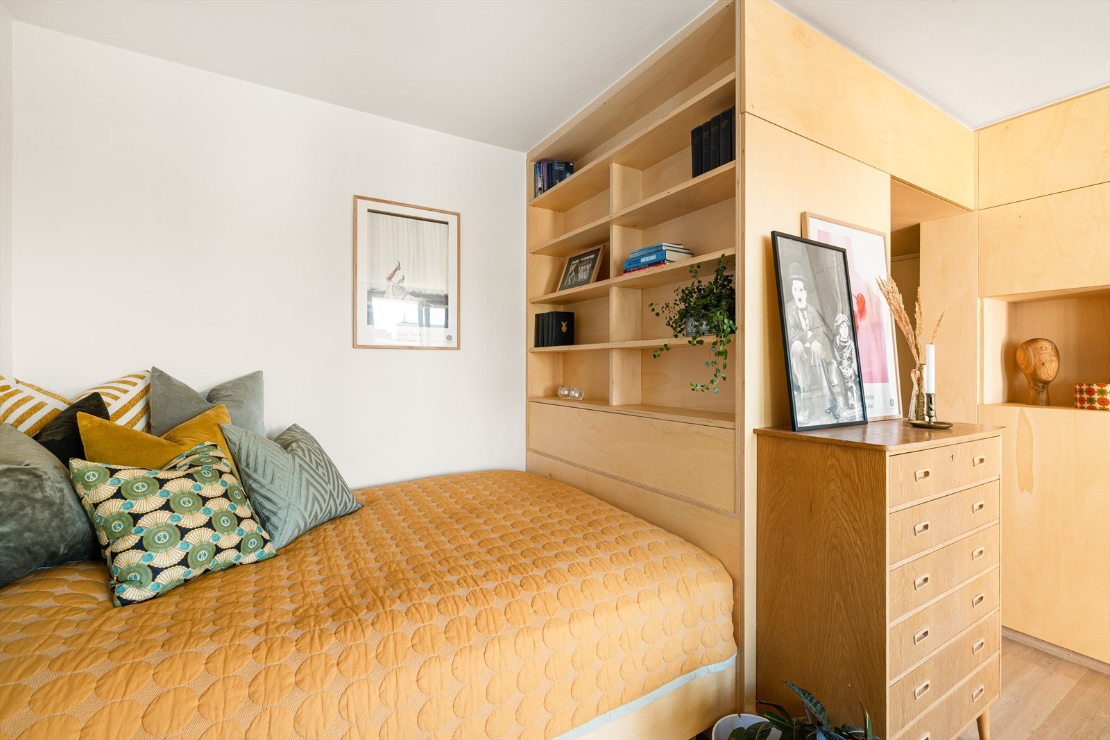 Plassbygget bokhylle med avtagbare hyller, hvor eier tidligere har laget plass til en liten TV. Galleribilde