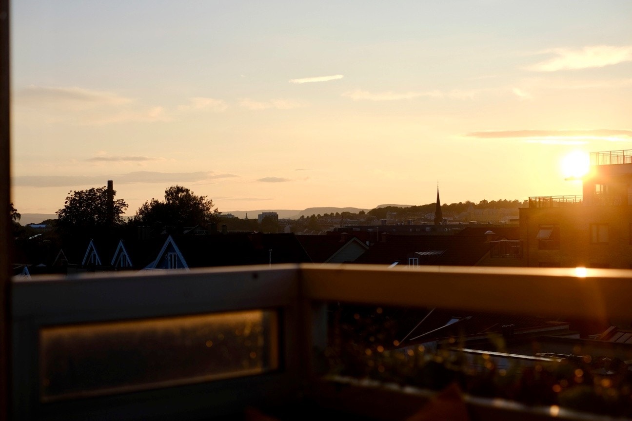 Sen kveldssol på balkongen Galleribilde