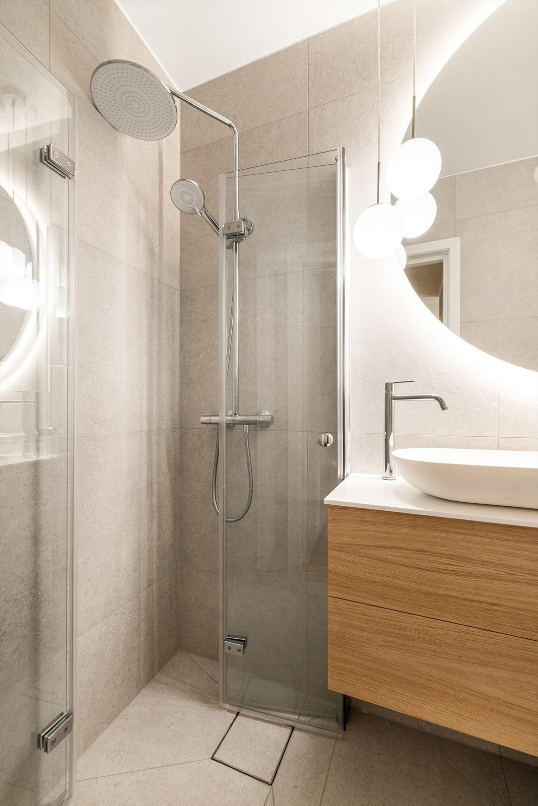 Nytt bad i 2024, med lekre 60x60 fliser og fin kombinasjon av materialer Galleribilde