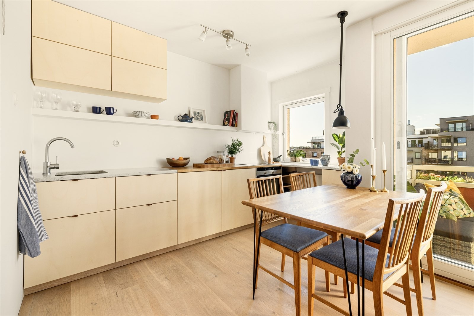 Kjøkkenet har godt med benkeplass og naturlig arbeidslys for den som er glad i å lage mat. Galleribilde