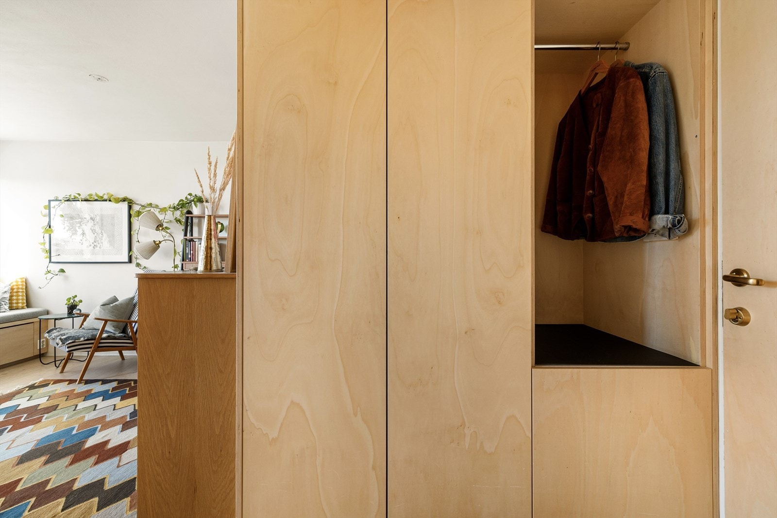 Garderobe og hyller i tilsvarende fronter som kjøkken Galleribilde