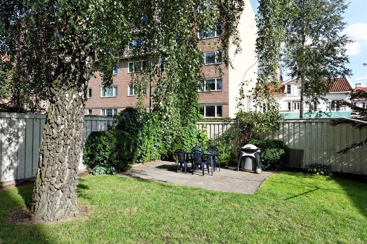 Hyggelig bakgård med sykkelparkering. Det finnes også en låst sykkelbod innendørs. Galleribilde