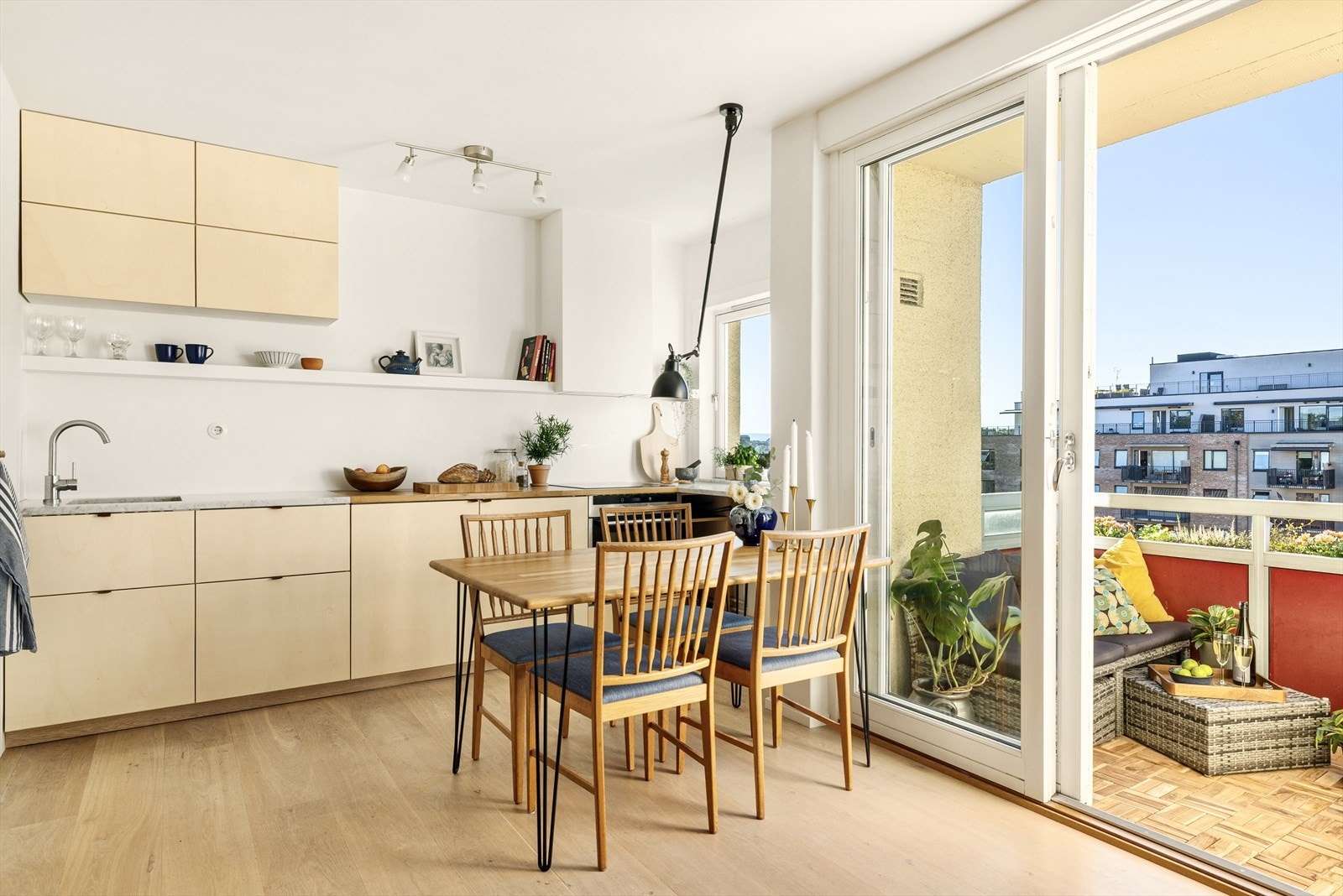 Kjøkkenet ble pusset opp i 2024 med nye integrerte hvitevarer, fronter og skap. Galleribilde