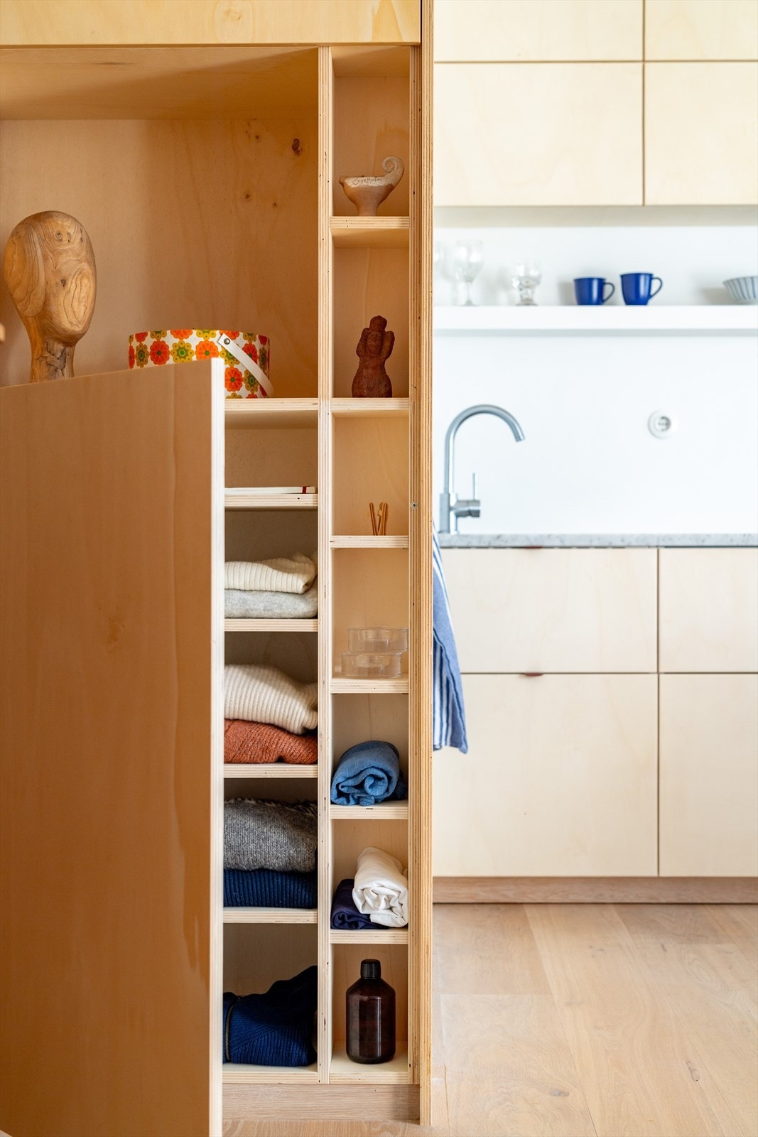 De smarte, arkitekttegnede løsningene er gjennomgående i hele leiligheten Galleribilde