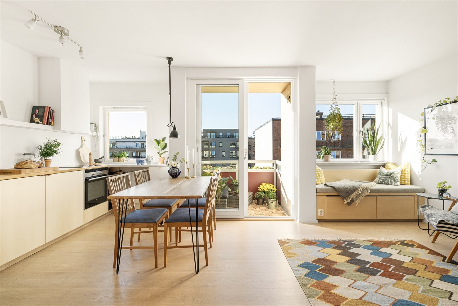 Leiligheten ligger i toppetasjen og har en inviterende åpen planløsning Galleribilde