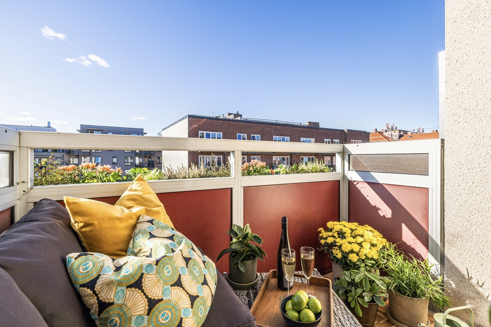 Vestvendt og skjermet balkong, delvis overbygget Galleribilde