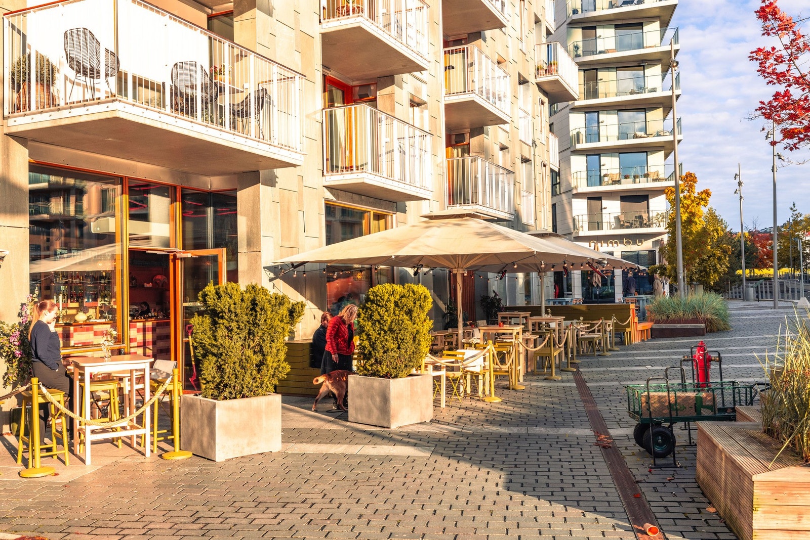 Langs havnepromenaden finner du flere hygge serveringssteder. Galleribilde