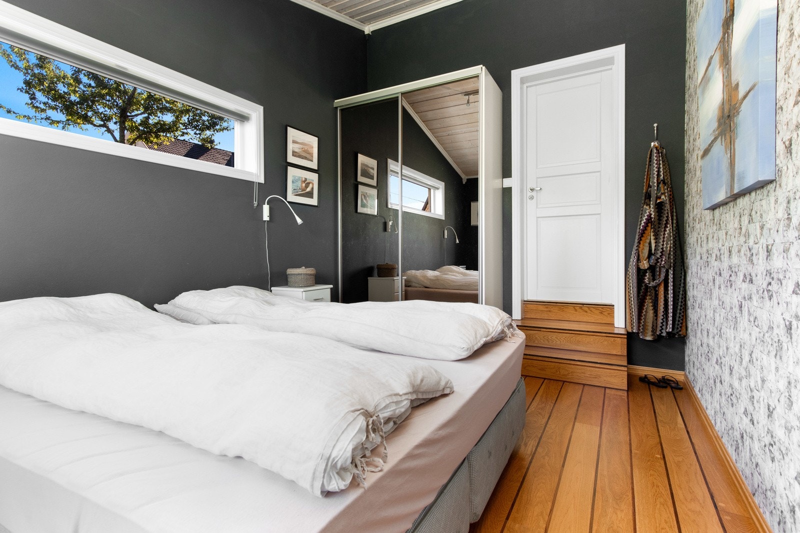Hovedsoverommet nede ligger i en luftig mastersuite med kontor, eget bad og god takhøyde. Galleribilde