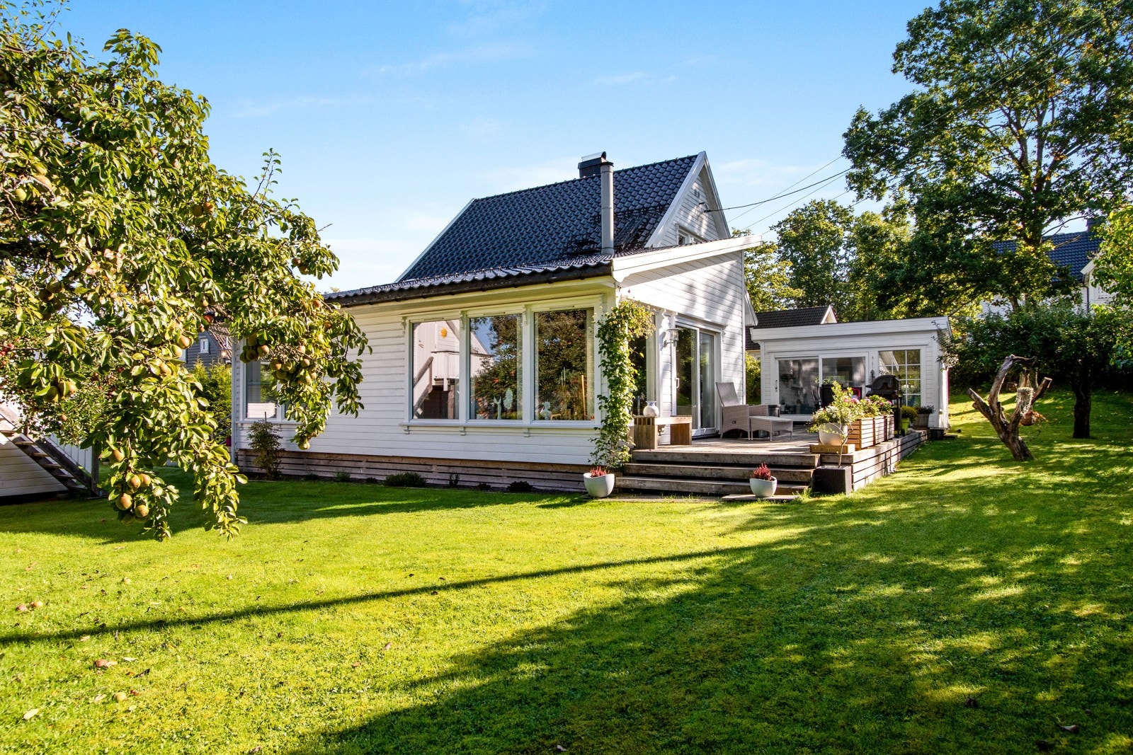 Boligen har en tilbaketrukket beliggenhet - åpent og fritt med mye grønt. Galleribilde