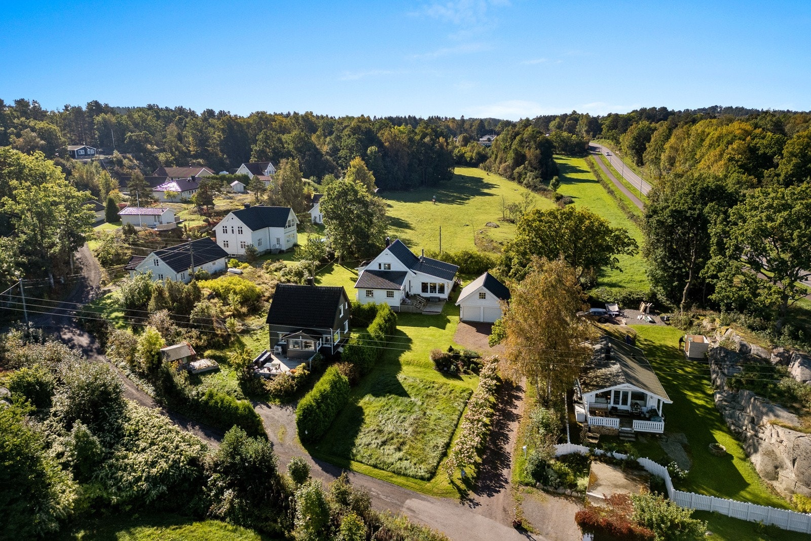Eiendommen ligger solrikt og usjenert like etter Vrengen bru med utsikt til sundet og over til Nøtterøy. Galleribilde