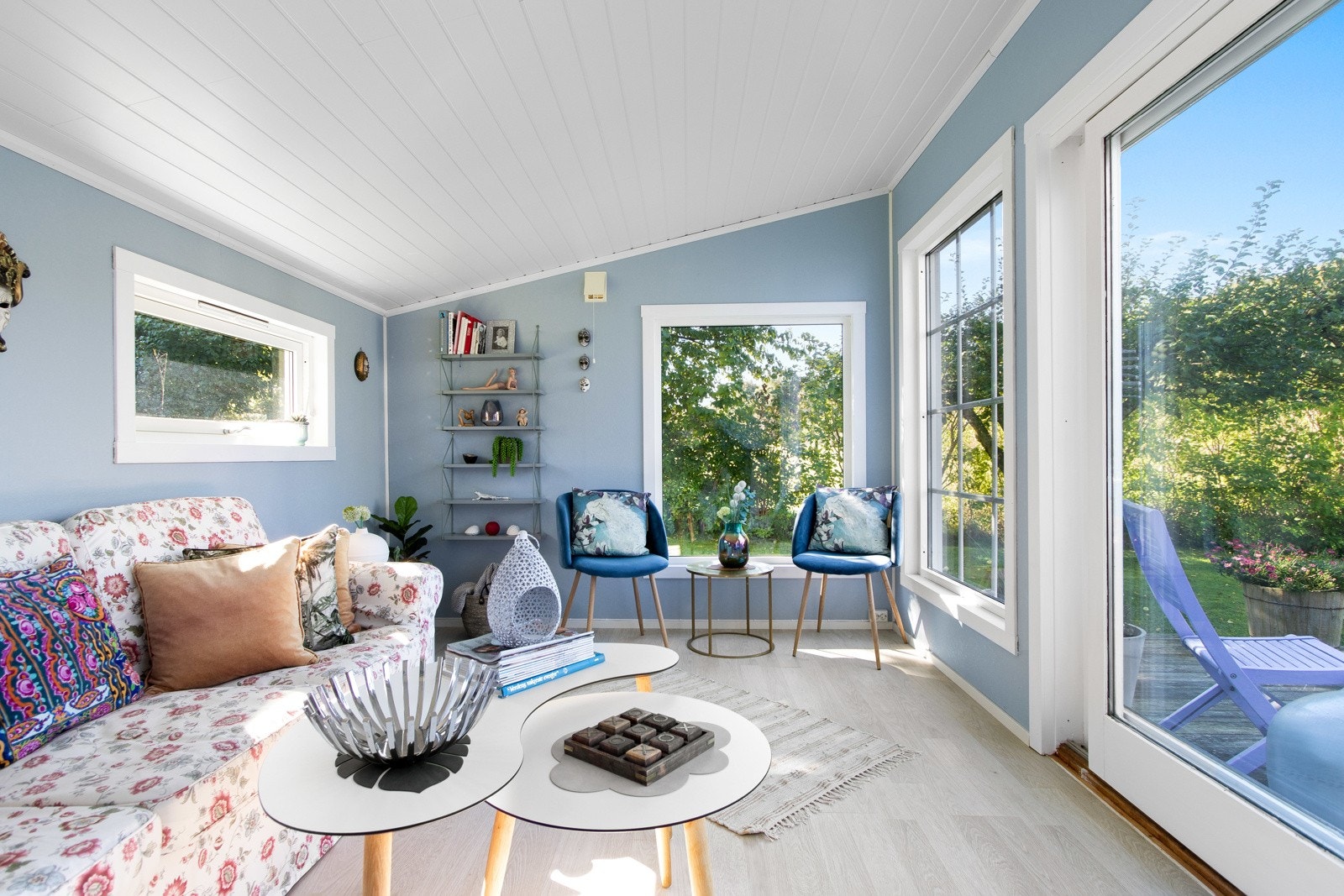 Den lyse utestuen måler ca. 13 kvm og innbyr til hygge selv om det regner. Galleribilde
