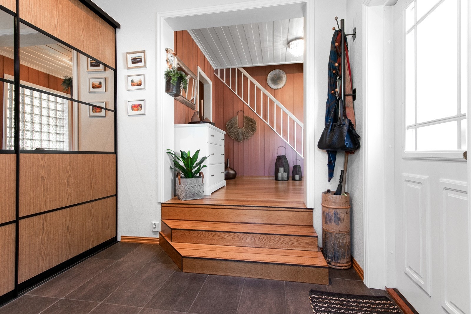 Vindfanget har hvitmalte vegger og store, mørke fliser på gulvet. Jakker og annet yttertøy ryddes enkelt bort i en stor og plassbygget skyvedørsgarderobe med dels speilfronter. Galleribilde