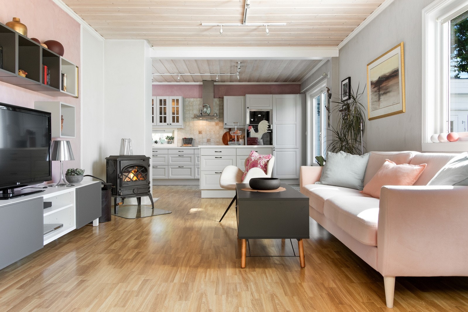 Et stort og tidløst kjøkken er hjertet i huset, med egen spiseplass og vedovn for ekstra hygge. Galleribilde