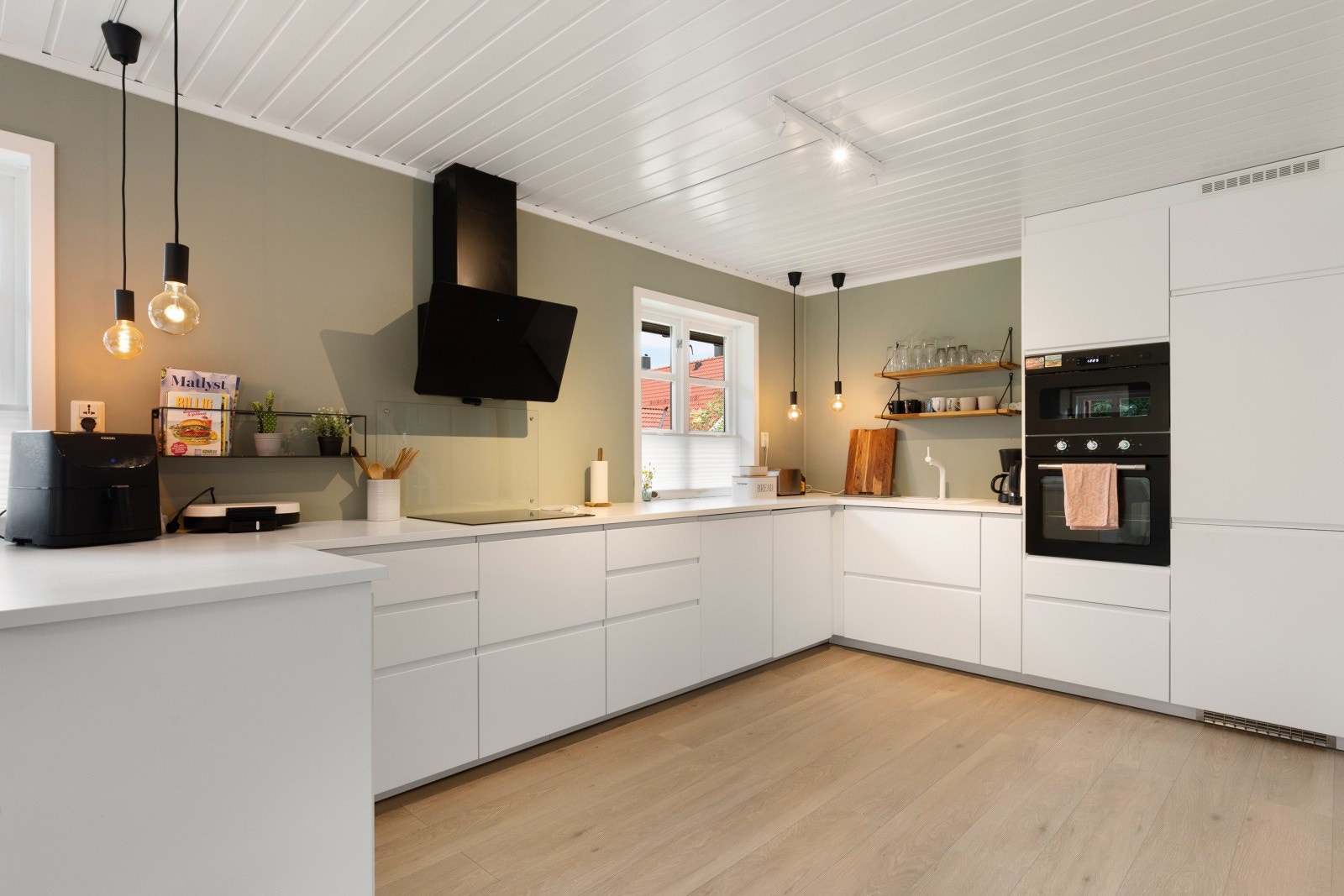 Nydelig kjøkken fra 2018 med integrerte hvitevarer som kjøleskap, oppvaskmaskin, micro, stekeovn og induksjonstopp Galleribilde