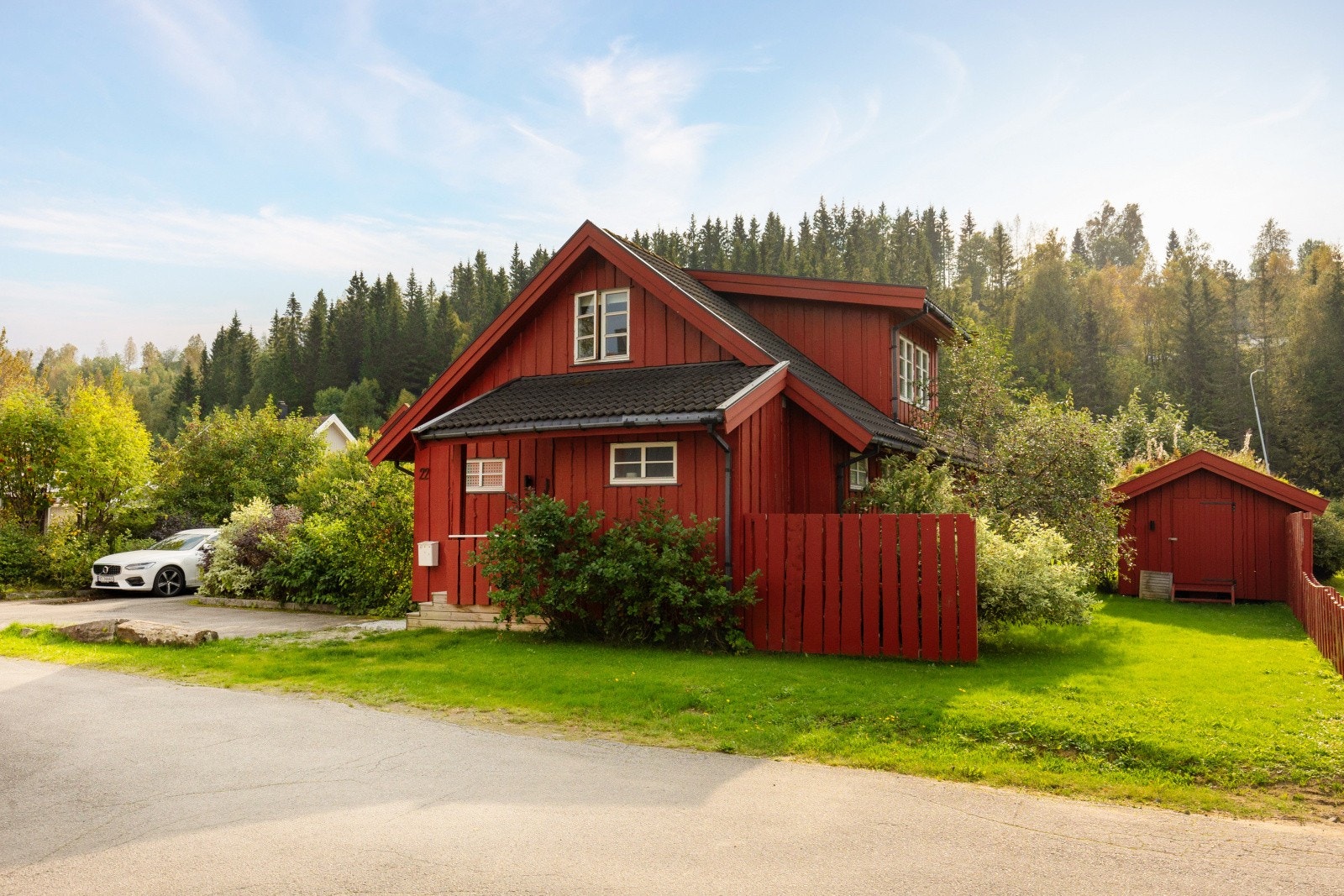 Her finner du en flott enebolig i et koselig og rolig nabolag Galleribilde