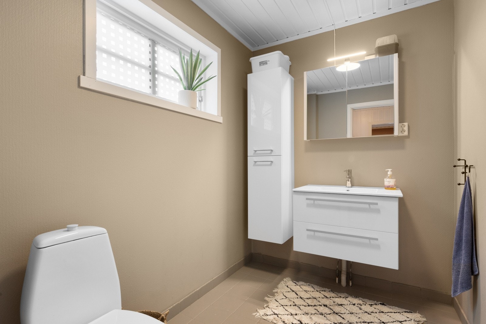 Et stilrent bad med innredning fra 2018 Galleribilde