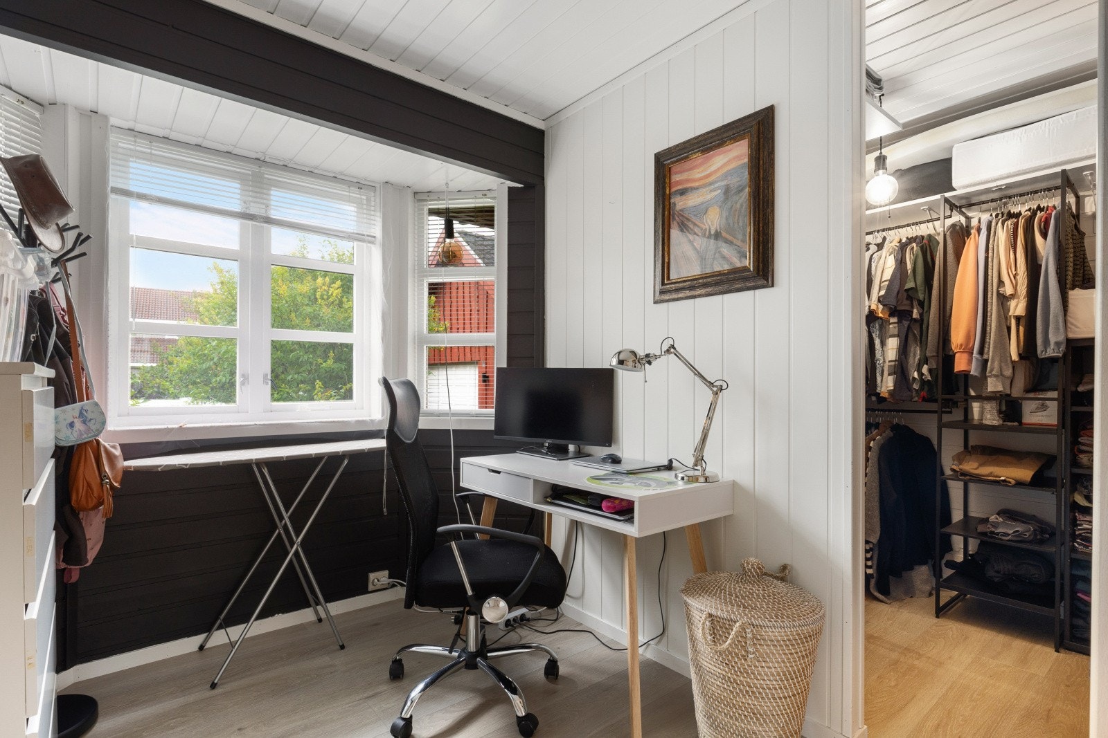 Dette rommet var tidligere et kjøkken, og benyttes i dag som kontor og omkledningsrom Galleribilde