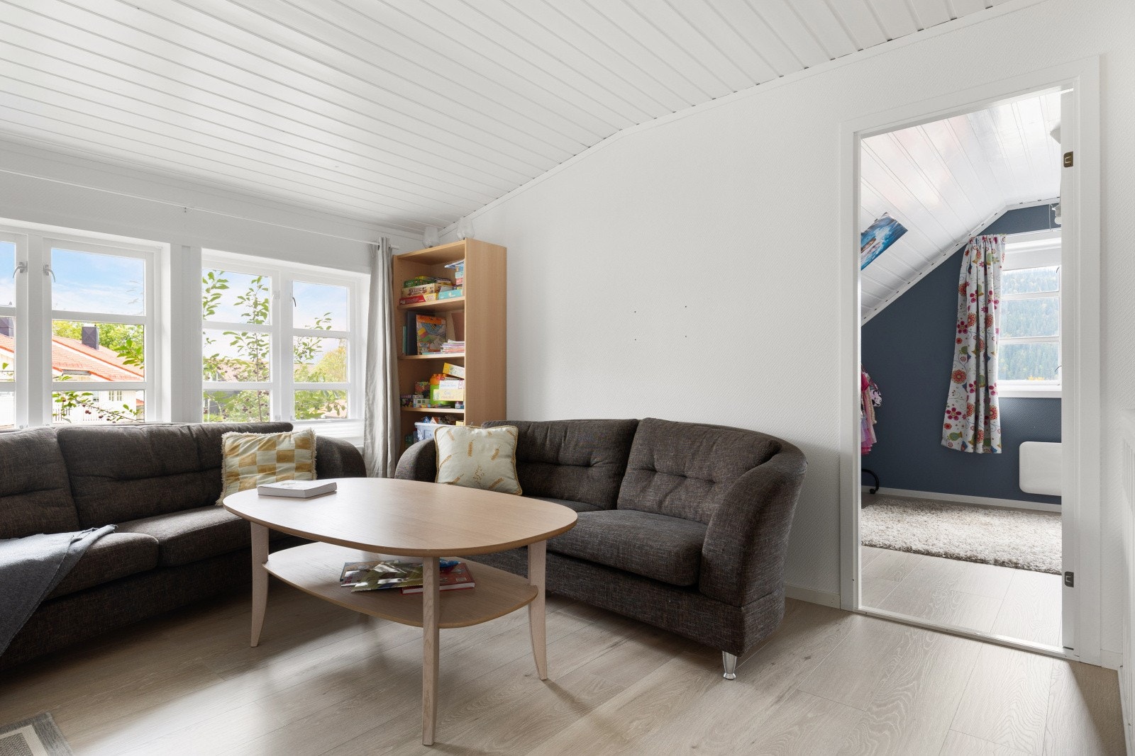 Koselig tv-stue i loftsetasjen Galleribilde