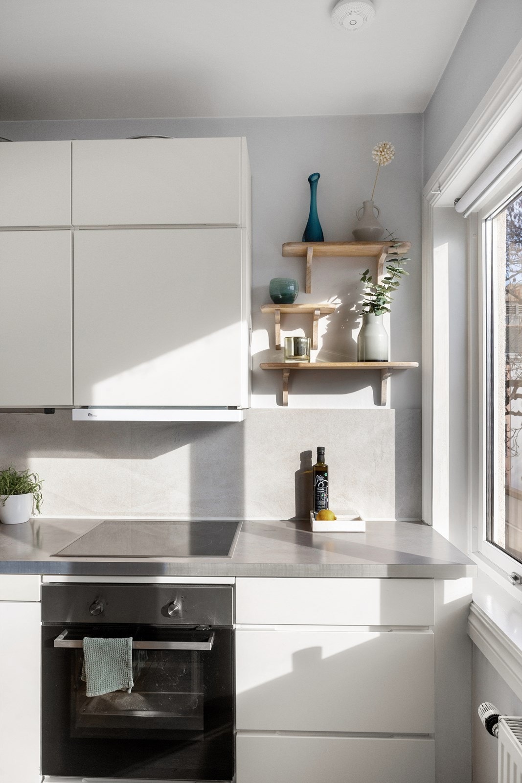 Kjøkkenet er utstyrt med hvitevarer som komfyr, platetopp, smal oppvaskmaskin, mindre kjøl/ fryseskap samt ventilator over kokesone. Galleribilde