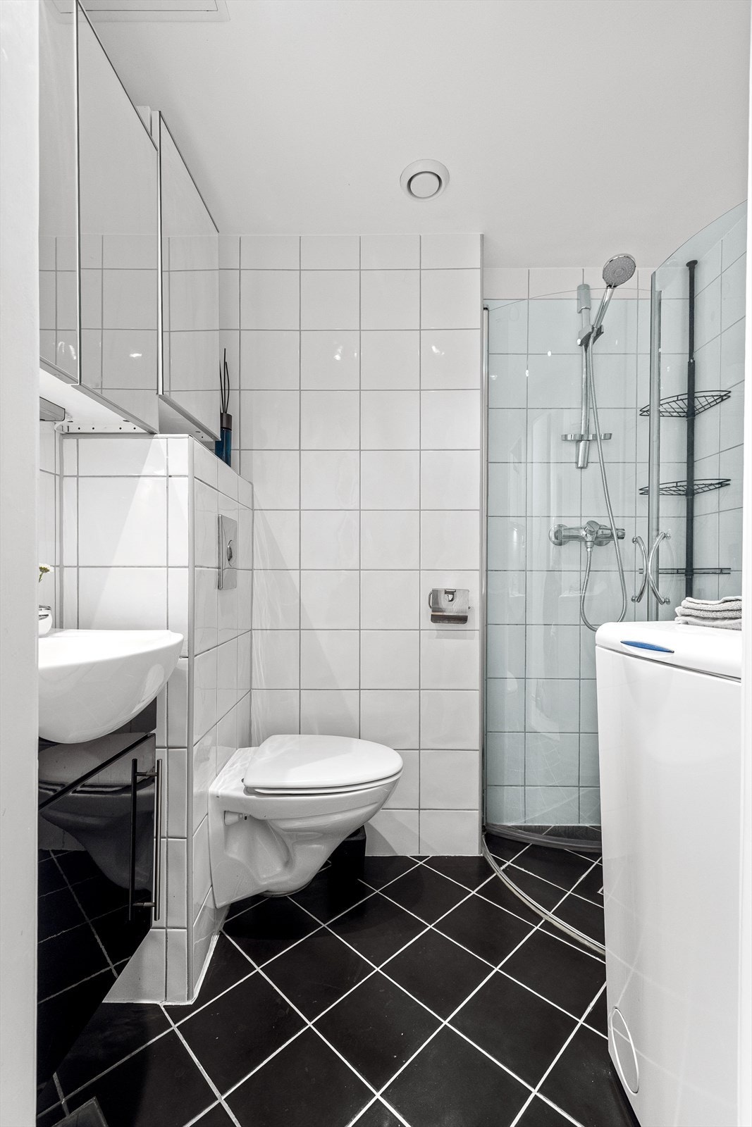Badet har flislagte overflater, elektriske varmekabler og belysning med spotter. Det er opplegg for vaskemaskin. Galleribilde