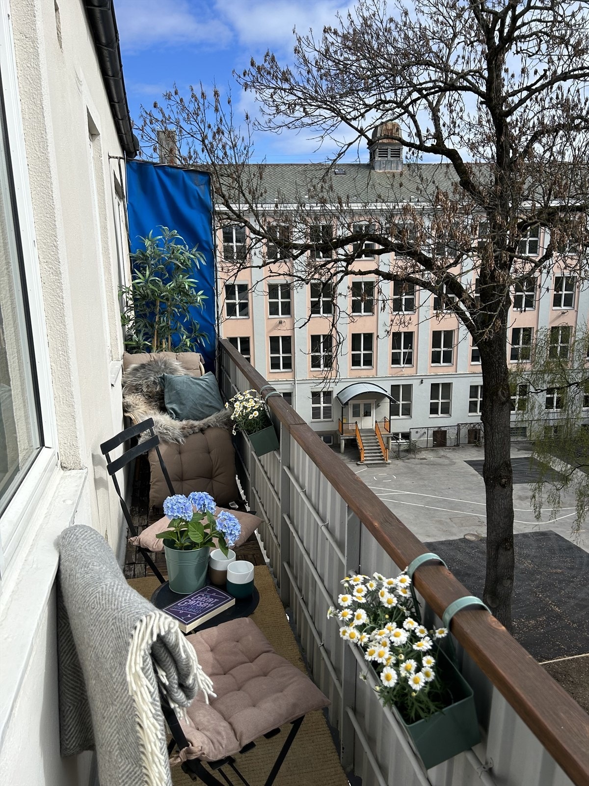 Selgers bilde av balkongen med sol. Galleribilde
